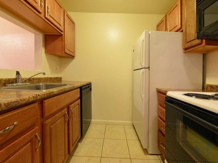 Kitchen at Maple Ridge Apartments and Integrity of Chardon, Chardon, OH, 44024